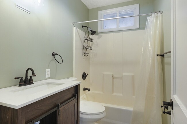Building Photo - FLEXIBLE LEASE OPTIONS. CHARMING RENOVATED TWO BEDROOM TWO BATHROOM BUNGALOW JUST MINUTES TO DOWN...