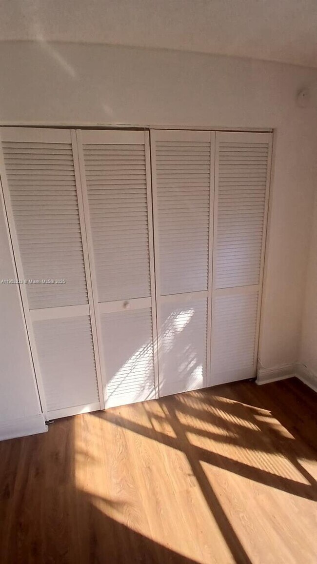 Building Photo - 1562 Lake Crystal Dr