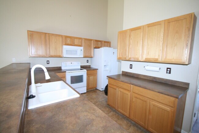 Building Photo - 3 Bedroom Home in Painted Sky!