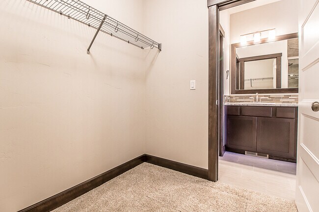 Building Photo - 8013 N Hibiscus Ln