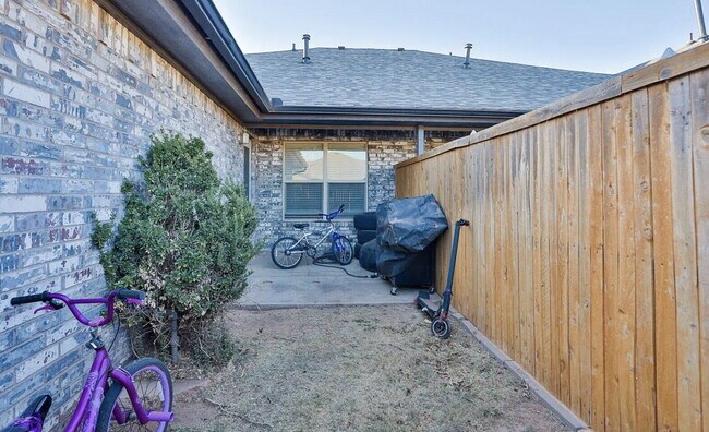 Building Photo - Rare South Lubbock Deal!