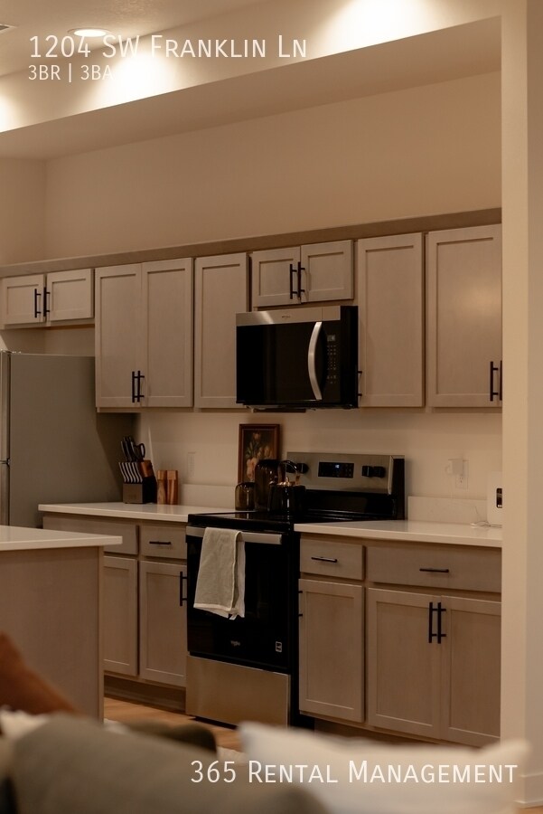 Building Photo - 1204 SW Franklin Dr