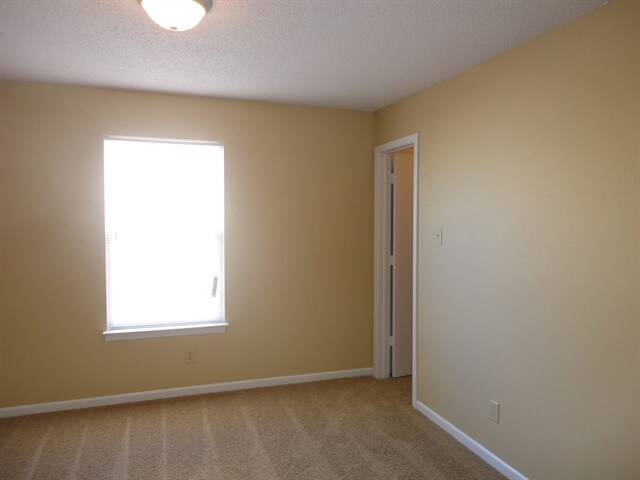 Building Photo - 2324 Shadowbrook Dr