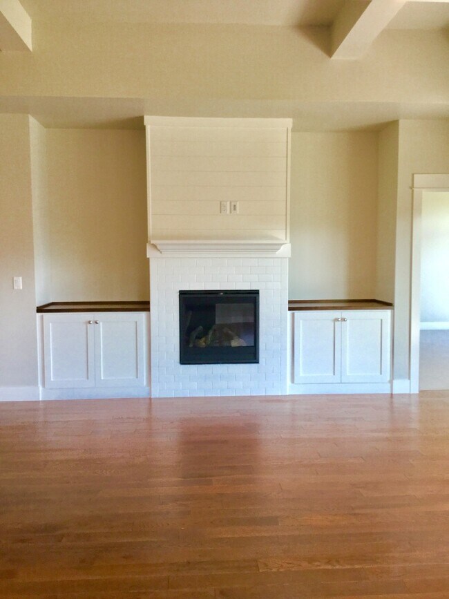 Building Photo - Stunning Newer Build in Stonegate Estates!!