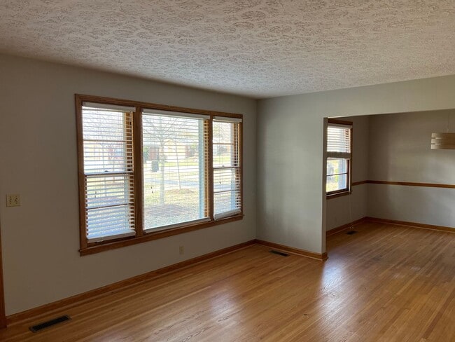 Building Photo - 2411 Chapman Dr