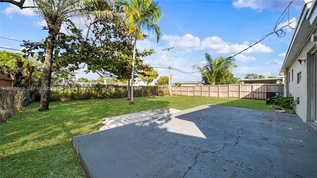 Building Photo - 4285 SW 48th Ct
