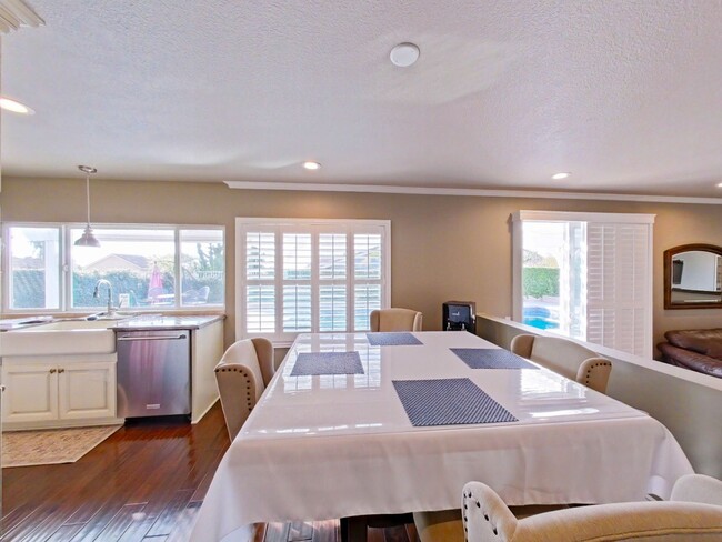 Building Photo - Executive Furnished 3 bedroom, 2.5 Bath ho...