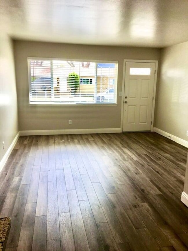 Building Photo - 410 W 9th St