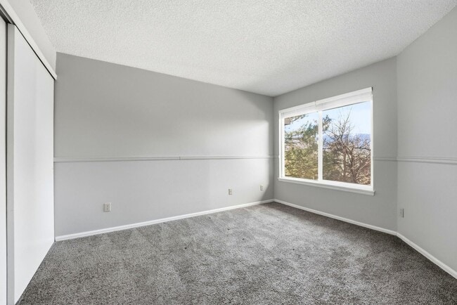 Building Photo - Charming 2 Bedroom Second Story Condo with easy access to everything!