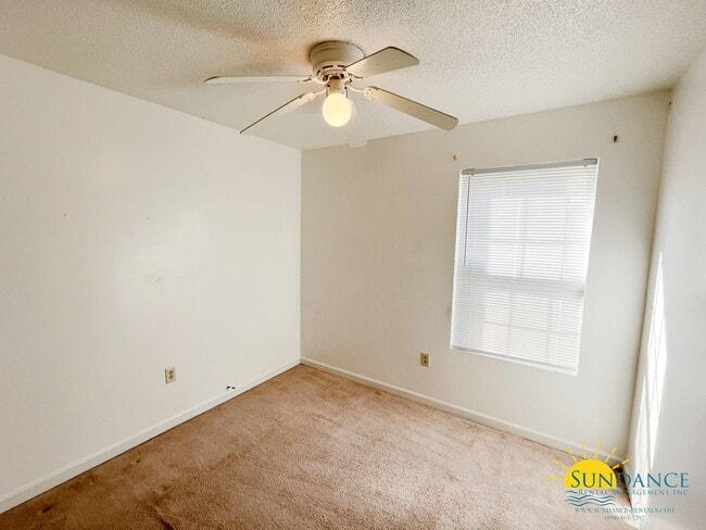 Building Photo - Adorable 2 Bedroom Home in Valparaiso!