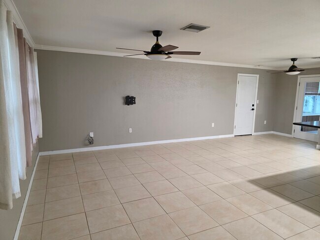 Building Photo - 370 Hunt Dr