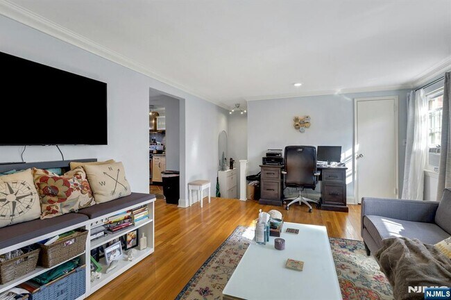 Building Photo - 190 Knickerbocker Rd