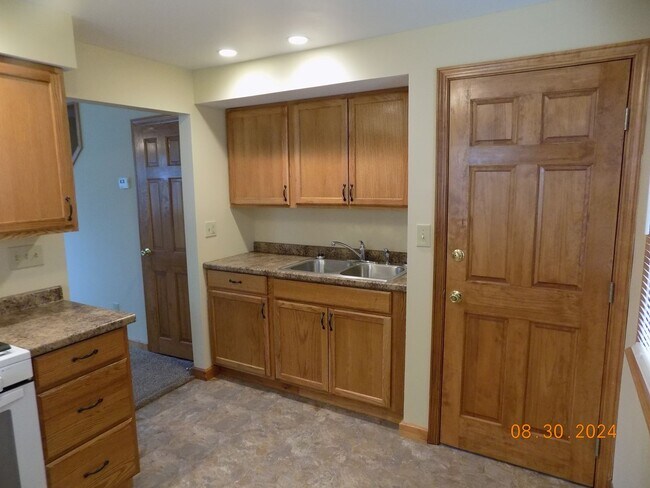 Building Photo - 464 Ralph St