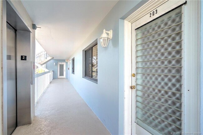 Building Photo - 10 NE Plantation Rd