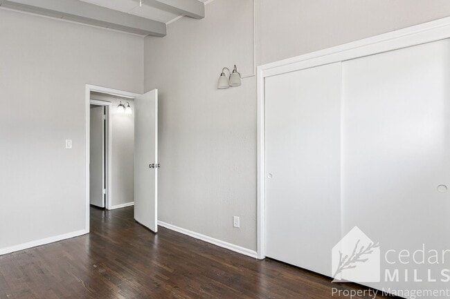 Building Photo - 811 N Chipper Ln