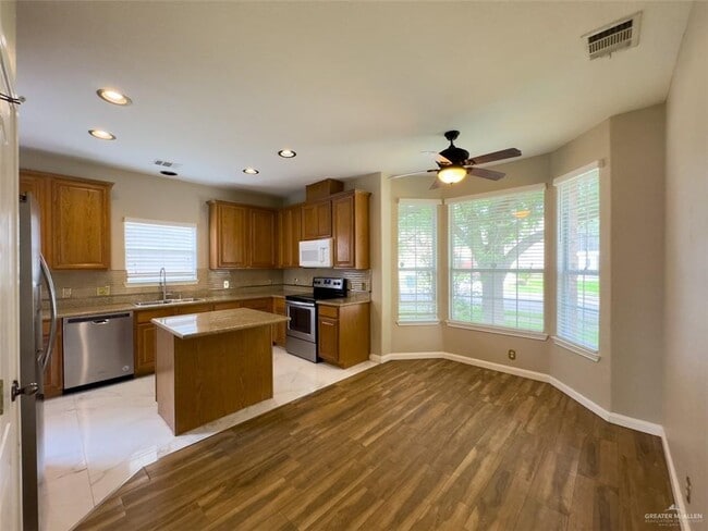Building Photo - 38 San Sebastian St