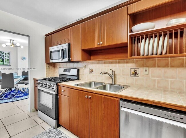 Building Photo - 3140 S Ocean Dr