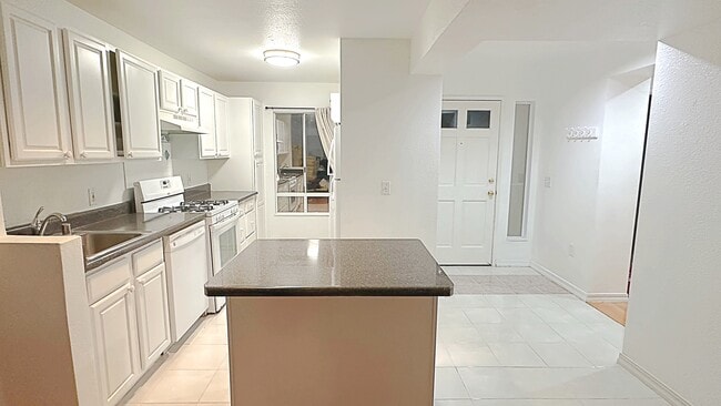 Kitchen & Entrance - 91-1058 Kekuilani Loop