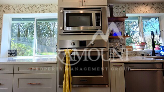 Building Photo - Gorgeous 3-Bedroom Home with 2 Bonus Rooms!