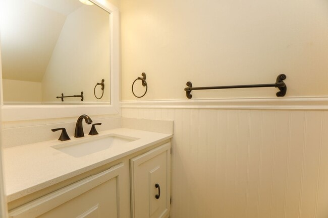 Building Photo - Spacious Townhome Move in Ready!!
