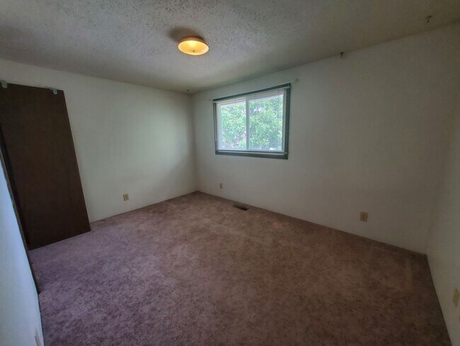 Building Photo - 612.5 Thomas Dr