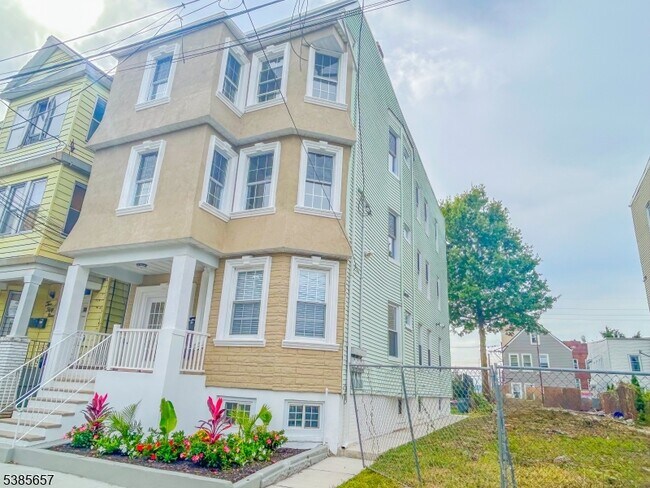 Building Photo - 261 22nd St