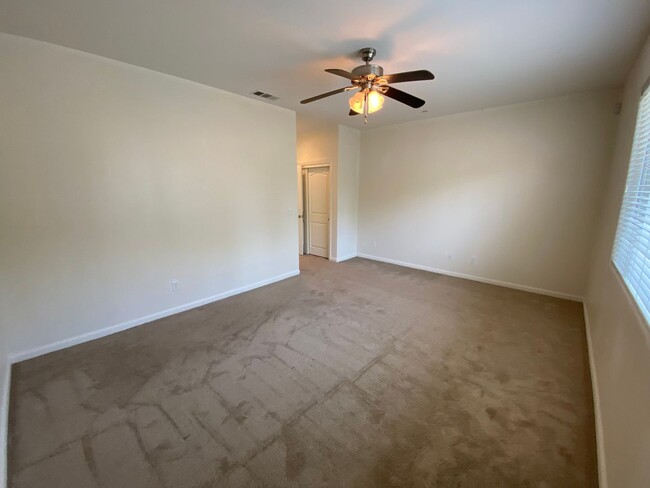 Building Photo - NW Visalia Home Available now, October SPE...