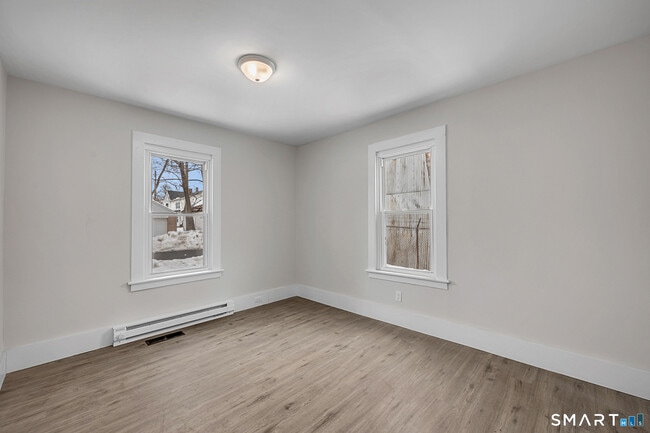 Building Photo - 8 Bancroft St