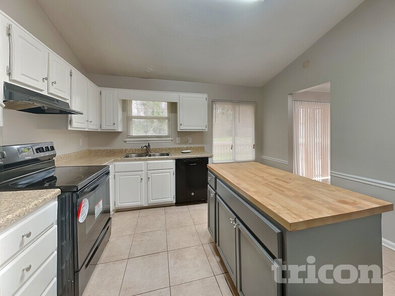 Building Photo - 103 Valley Rd