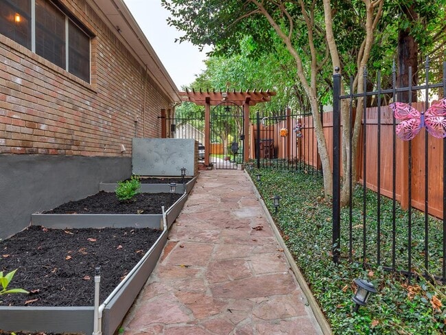 Building Photo - 1900 Red Rock Dr