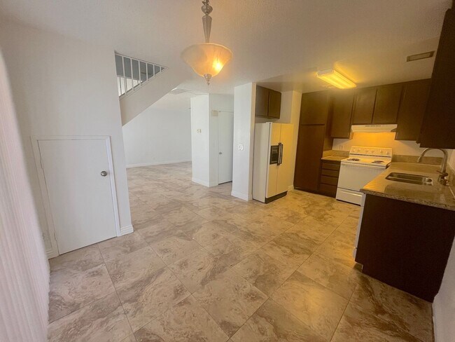 Building Photo - SPACIOUS 2BED/2BATH TOWNHOUSE