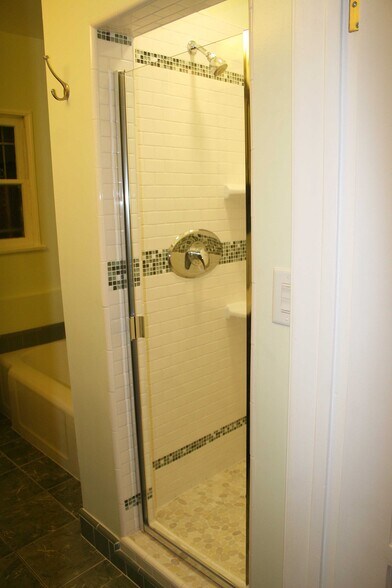 Building Photo - 831 Alandele Ave