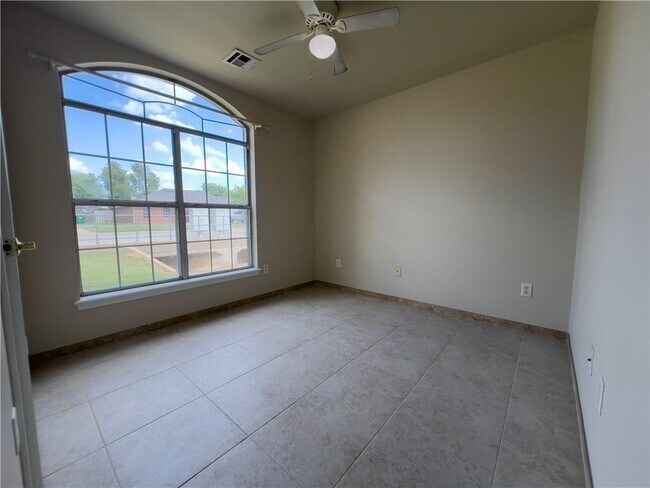 Building Photo - 861 Sunflower St