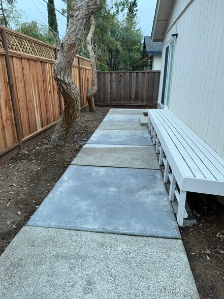 Building Photo - 1677 Canary Dr