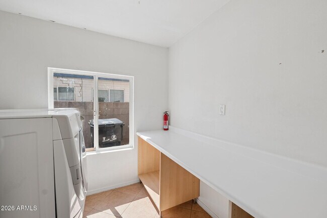 Building Photo - 7 S Catalina St