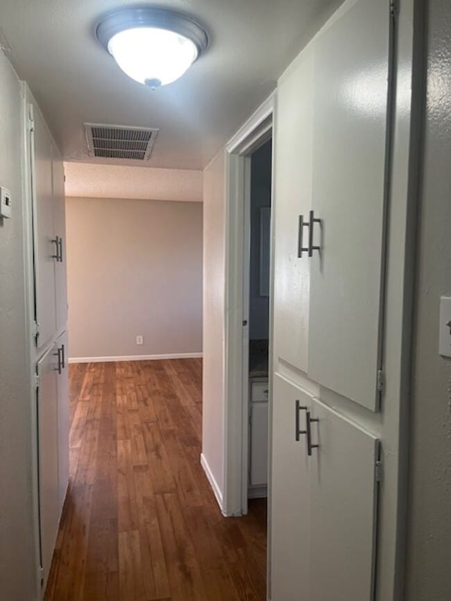Building Photo - 725 Lilly Ln
