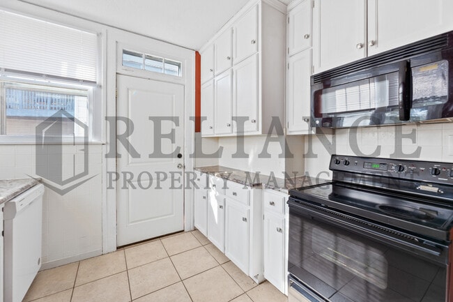 Building Photo - 3325 Victor Pl