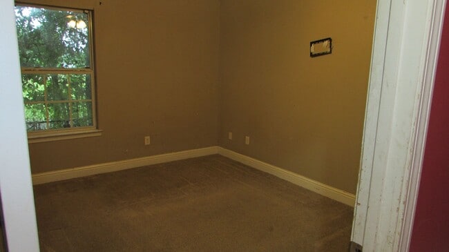 Building Photo - 3 BEDROOM DUPLEX