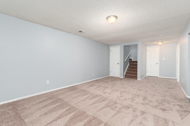 Building Photo - 5025 E Weaver Ave