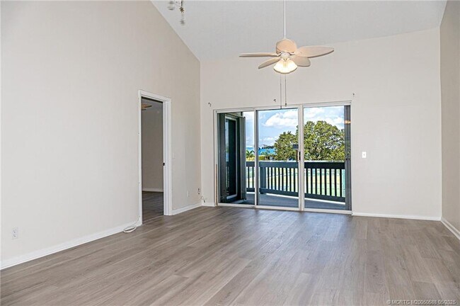 Building Photo - 1585 NE Beacon Dr