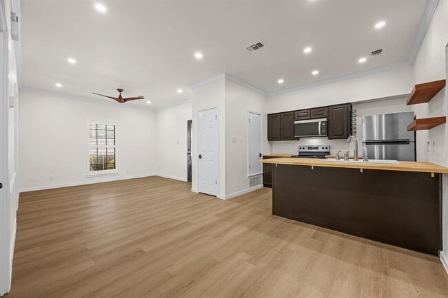Building Photo - 1307 Kinney Ave