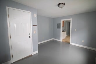 Building Photo - 207 Maple St
