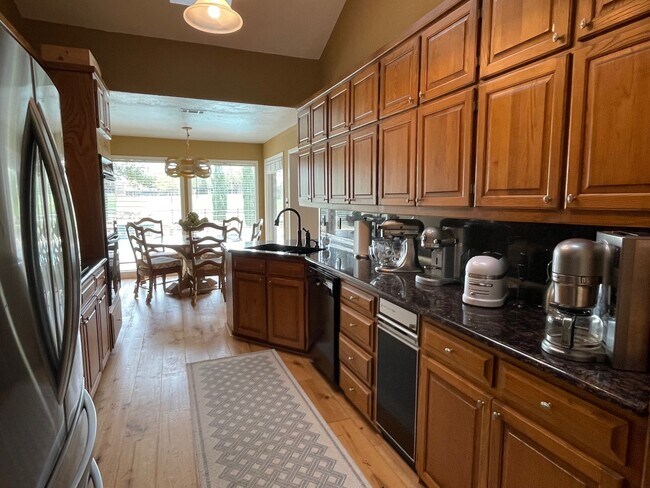 Building Photo - 10 Riviera Ct