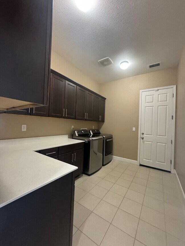 Building Photo - Beautiful Shadow Ridge Home in Spanish Spr...