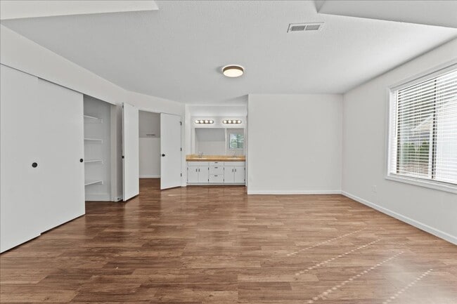 Building Photo - Renovated 4-bdrm, 2-bath Tualatin home—Cor...