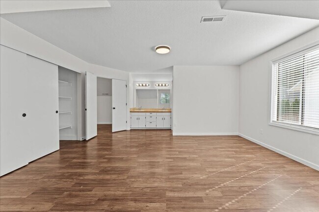 Building Photo - Renovated 4-bdrm, 2-bath Tualatin home—Corner lot, fenced yard, & prime location