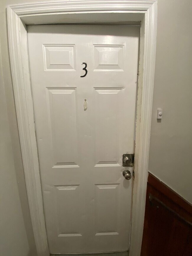 Building Photo - Located in Savannah, GA, this oversized 2-bedroom, 2-bathroom unit