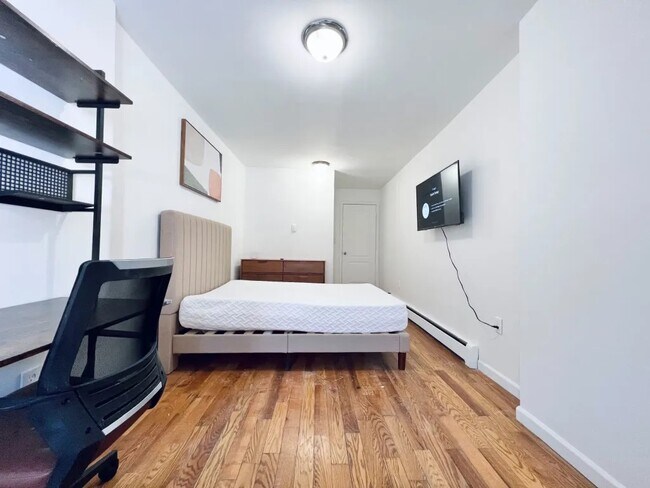 Building Photo - Furnished room/NOT APARTMENT