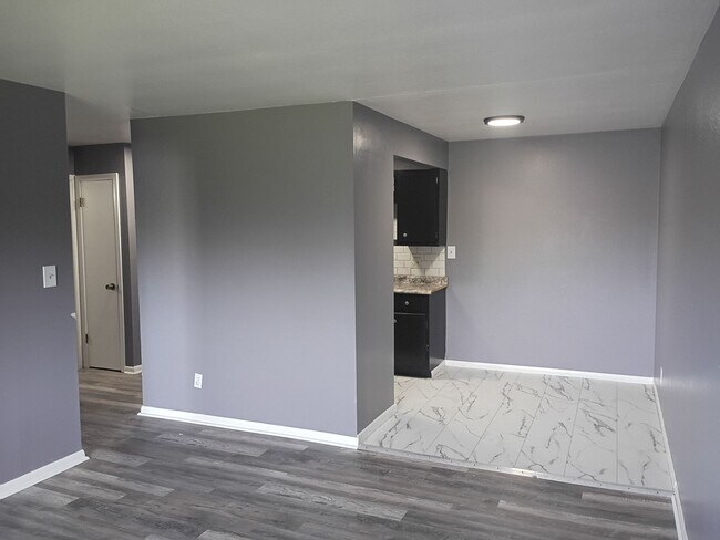 Building Photo - Spacious 1BR Apartment | Convenient Kenosha Location