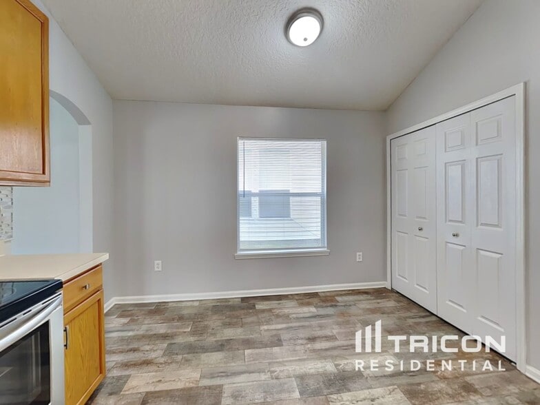 Building Photo - 2450 Creekfront Dr